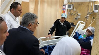 محافظ الدقهلية يتفقد مصابي حادث انقلاب سيارة نقل ويقدم التعازي لأسر الضحايا