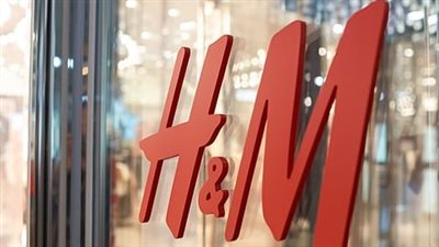 بسبب دعمها للمثلية الجنسية.. هجوم واسع لحملة H&M الجديدة لعيد الحب 