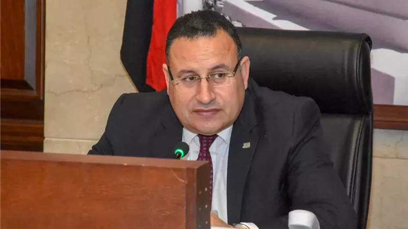 الدكتور عبد العزيز