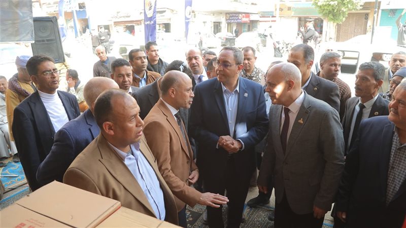 محافظ قنا