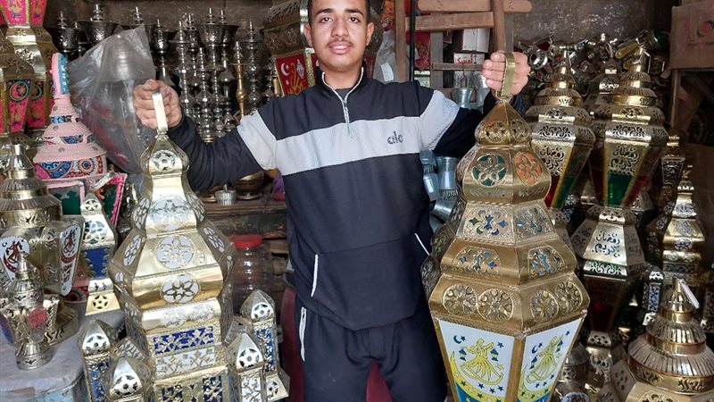 محمود محمد ممسكًا