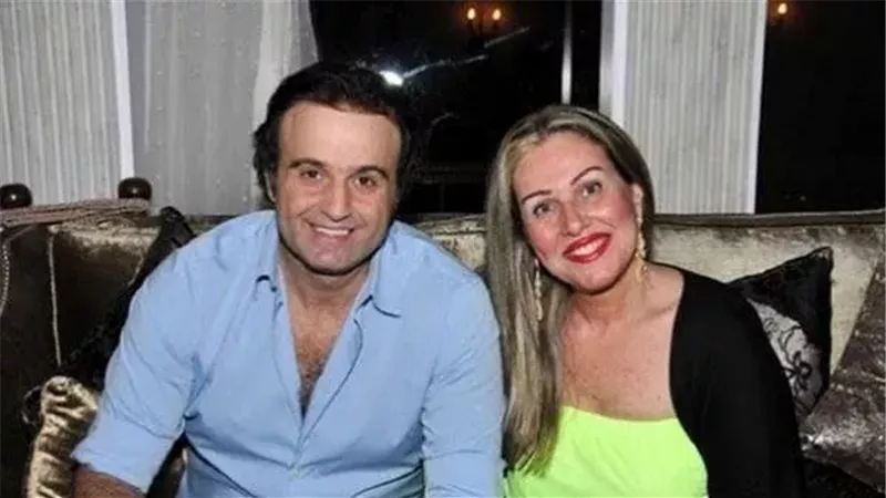 أيمن عزب وزوجته