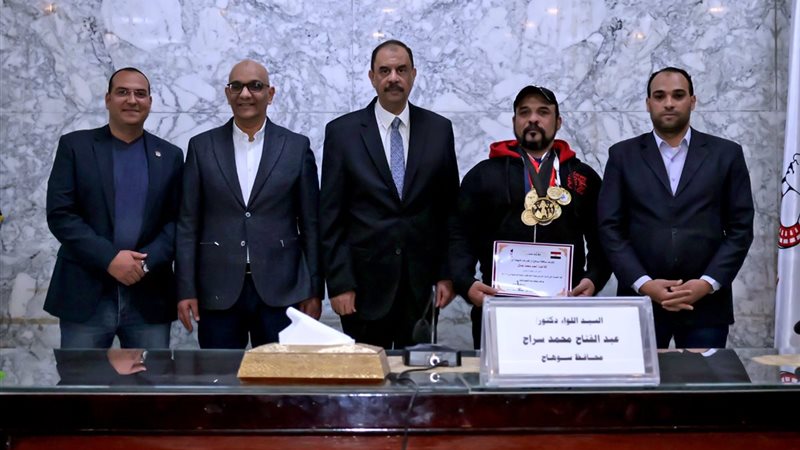 محافظ سوهاج  يكرم
