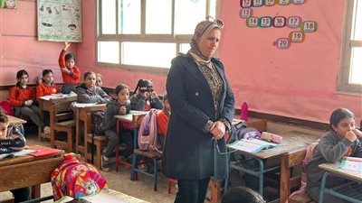 وكيل التربية والتعليم بالسويس تتابع انتظام الدراسة مع بدء الفصل الثاني