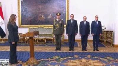 منال عوض تؤدي اليمين الدستورية أمام الرئيس السيسي وزيرا للتنمية المحلية 