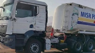 إصابة شخص في تصادم سيارتين نقل  بطريق السويس ـ السخنة  