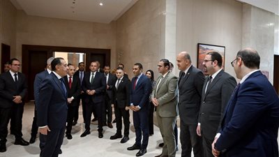 بعد حلف اليمين.. رئيس الوزراء يمر على الموظفين بجميع بقطاعات المجلس ويشكرهم 