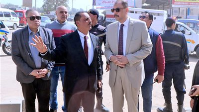 بالصور .. محافظ سوهاج يتفقد معرض 
