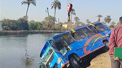 انقلاب أتوبيس في ترعة بالسويس ومحاولات مكثفة لانتشاله