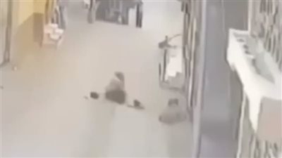سر خطير عن حالة طفلة الأنبوبة.. سقطت عليها من الدور الثاني وتعاني من كدمات