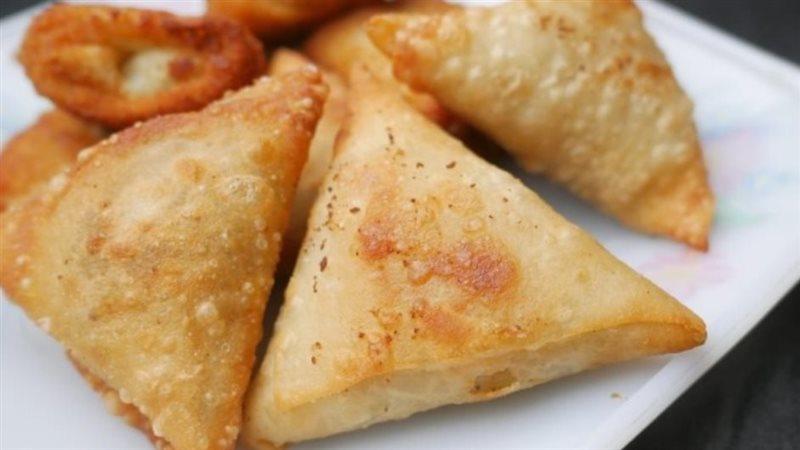 سمبوسة بمكونات البيتزا