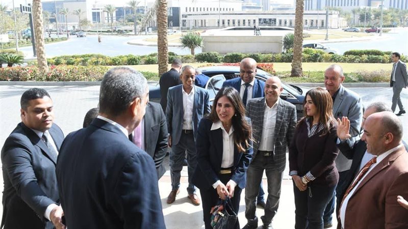 وزيرة الإسكان 