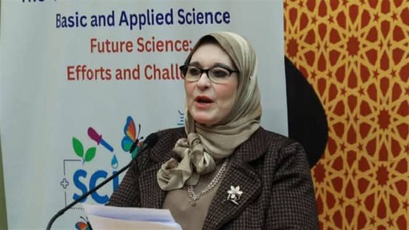 عميدة الكلية 