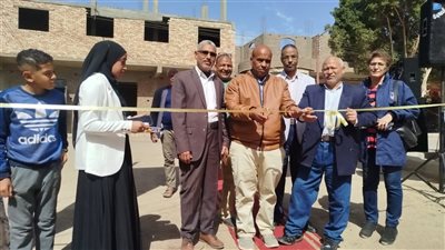 رئيس مركز ومدينة الزينية يفتتح معرض 