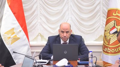 عبر الفيديو كونفرانس.. رسائل وزير العمل حسن رداد إلى مديريات العمل بالمحافظات
