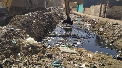 التنمية المحلية: رفع ٤٥ طن مخلفات بلدية ونواتج تطهير مصرف أبو عوض بالهرم