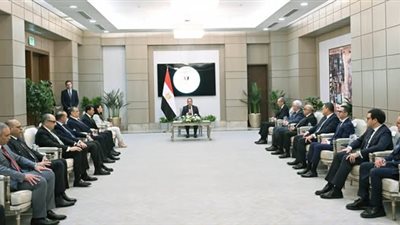رئيس الوزراء يُكرم الوزراء السابقين.. ويؤكد: نستكمل ما بناه السابقون 