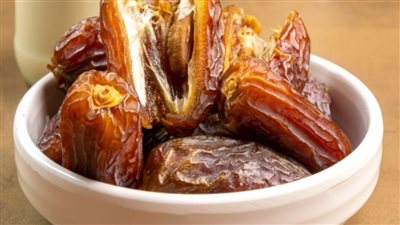 وصفة منزلية بسيطة هاتنفعك في رمضان: التمر بالحليب والمكسرات لأحلى طعم 	