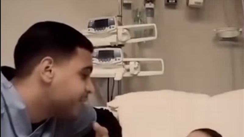 ممرض يغني لطفلة