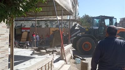 حملة مكبرة لإزالة التعديات والإشغالات بمنطقة المثلث بحي الأربعين بالسويس 