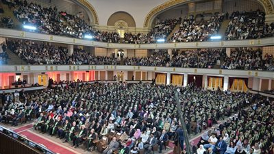 احتفالية مهيبة بجامعة القاهرة.. تخريج الدفعة 192 بطب القصر العيني
