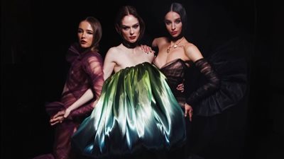 عرض أزياء المصمم الأمريكي Christian Siriano بلمسات فنية مبتكرة 