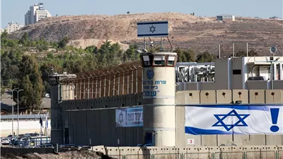 هآرتس تفتح النار على بن غفير: حول سجون الاحتلال إلى معسكرات إذلال