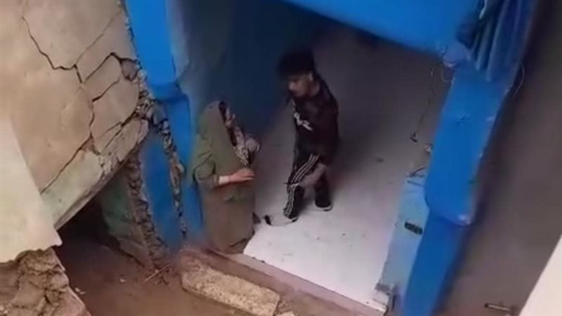 شاب يعتدى على أمه