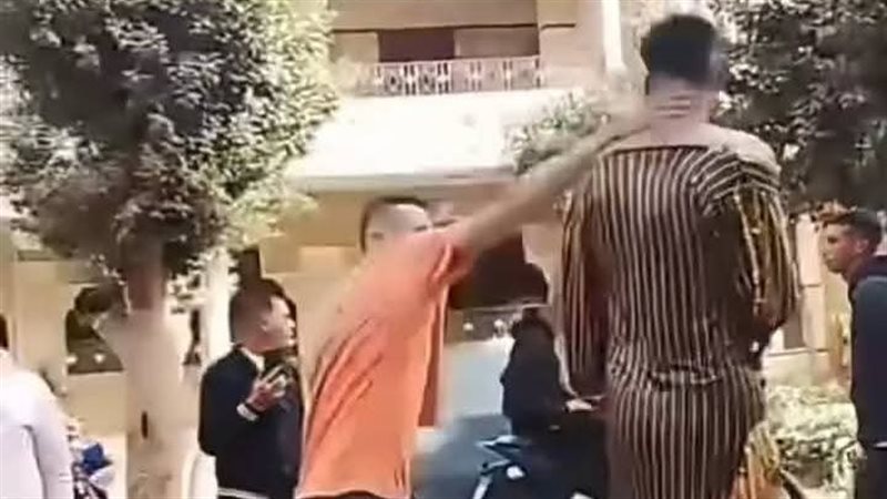 إجبار شاب على ارتداء