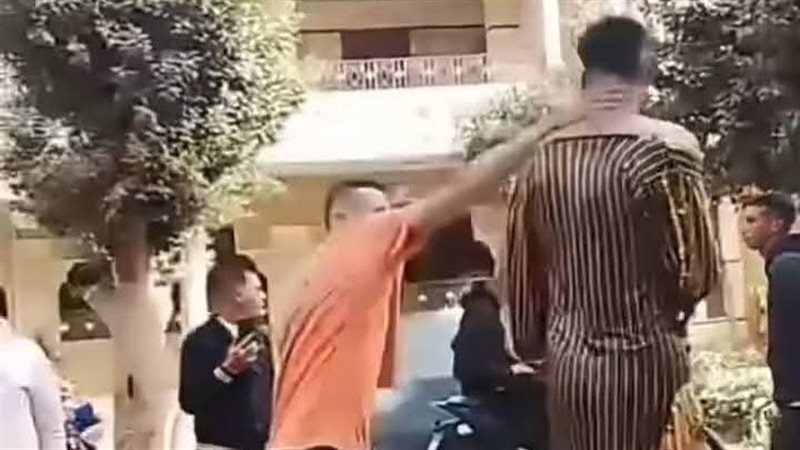 إجبار شاب على ارتداء