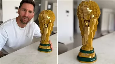 ليونيل ميسي يبني مجسم لكأس العالم باستخدام مكعبات الليجو 