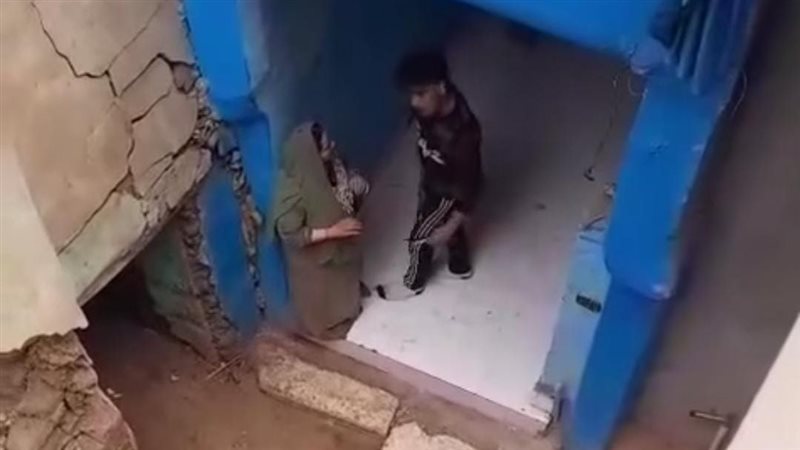 شاب يعتدى على امه