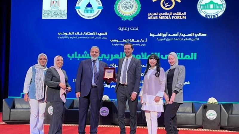 عميد كلية الإعلام