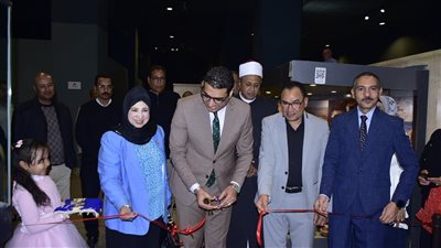نائب محافظ الأقصر يشهد ندوة وافتتاح معرض “المرأة رمز الاستمرارية والحياة” 