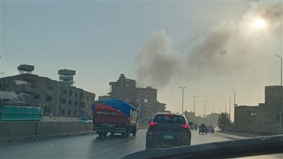 تصاعد أدخنة كثيفة أعلي عقار بالطريق الدائري بالقاهرة 