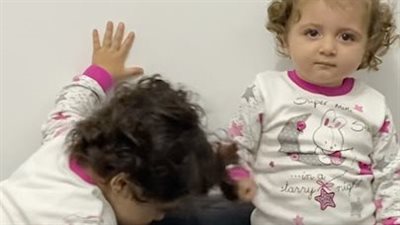 مفاجأة.. مراحل تطور أشهر طفلتين في استيكرز الواتساب