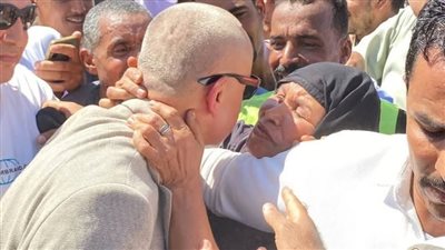 محافظ الأقصر يتلقى اتصالًا بتجديد الثقة له خلال جولة ميدانية بالطريق الصحراوى