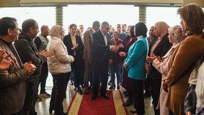 أحمد خالد يودع العاملين بالمحافظة ويوجه رساله لشعب الإسكندرية 