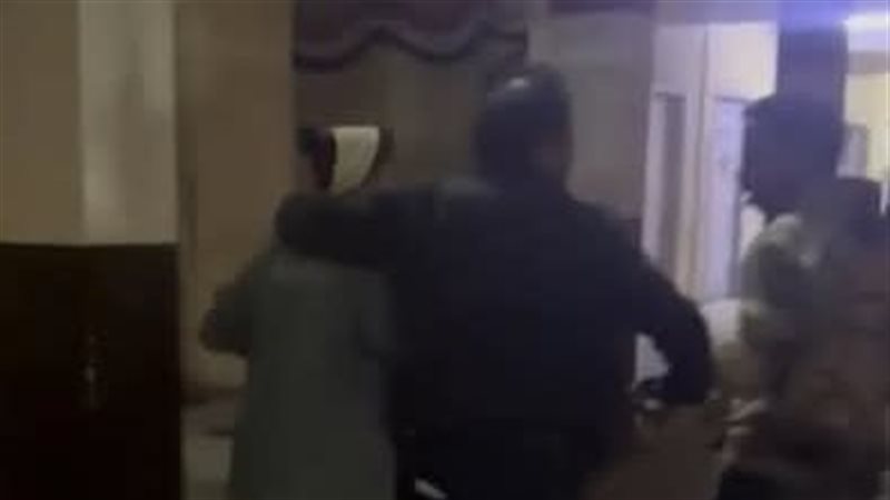 ضبط عامل وبصحبته