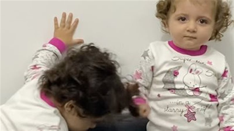 طفلتين صغيرتين