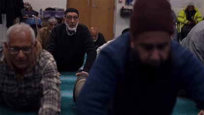 لدعم الصحة النفسية للمصلين المسنين.. تمارين بيلاتس في مسجد