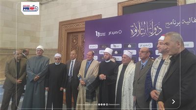 وزير الأوقاف يلتقط صورة مع اللجنة التساعية لتحكيم ختام دولة التلاوة