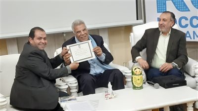 تصفيق ودرع وتورتة الـ80.. ليلة تكريم إبداع إبراهيم عبد المجيد في المركز الروسي