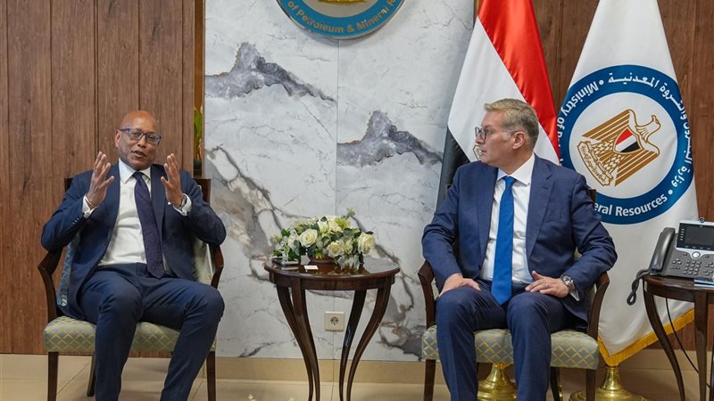 وزير البترول مع نائب