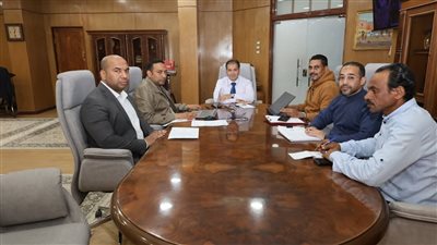 رئيس جامعة قنا يتابع ما تم إنجازه في تطبيق 