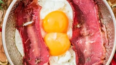 طريقة عمل البيض المقلي بالبسطرمة لفطور شهي وسريع في دقائق