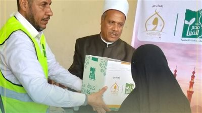 مدير أوقاف قنا يتسلم 5 أطنان لحوم لتوزيعها على الأسر الأولى بالرعاية 