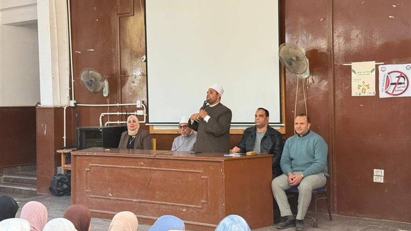 جانب من الندوة بكلية