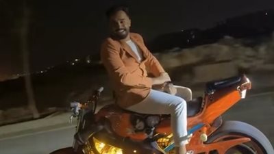 بيلعب على الموتسيكل.. الأمن يفحص فيديو لشاب في حلوان