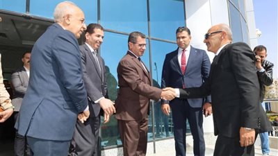 القيادات التنفيذية تستقبل محافظ السويس في أول يوم عمل بديوان عام المحافظة